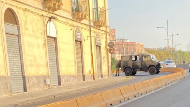 Catania, grave incidente agli Archi della Marina: centauro in codice rosso, via Dusmet sbarrata dall’Esercito