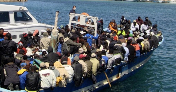 Ancora sbarchi a Lampedusa, approdati tre barchini con 122 migranti: c’è anche un bimbo di un anno