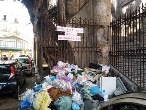 “Mercatino della munnizza” in piazza Giovanni Meli: rifiuti ingombranti, urge un intervento dell’Amministrazione