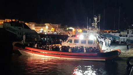Emergenza migranti Lampedusa: iniziate le operazioni di trasferimento sulla nave Rhapsody
