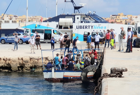 Lampedusa, si ricomincia: nuovi sbarchi. Sindaco De Luca: “Dalla truffa si è passati alla farsa”