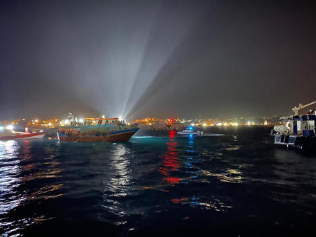 Lampedusa di nuovo al collasso: 26 sbarchi nel giro di 24 ore. Musumeci: “C’è una strafottenza senza precedenti”