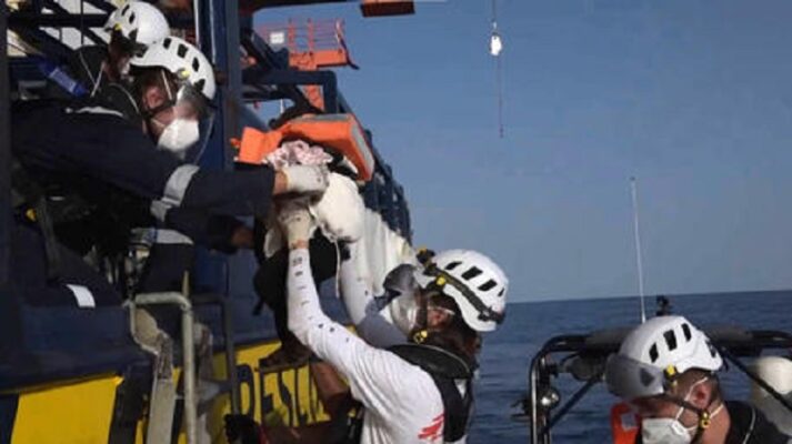 Nave quarantena “Allegra” in rada al porto di Palermo: si attende il trasbordo dei 353 migranti della Sea Watch 4
