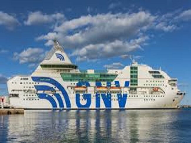 Tensione sulla nave-quarantena Rhapsody, migranti in fuga con scala di corda: ricerche in corso a Porto Empedocle