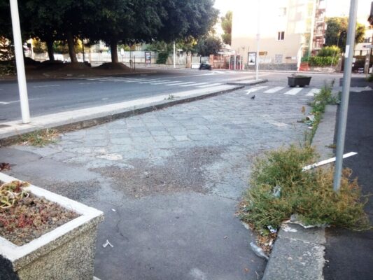 Piazza Lincoln trafficata, protesta e proposta dei residenti. Cerri (Comitato Cittadino Vulcania): “Stop alle code, si allarghi la strada”