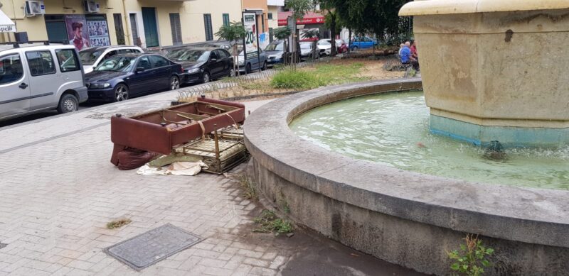 Catania, vecchio divano abbandonato in piazza 2 giugno 1946: consigliere Zingale chiede all’Amministrazione cura e decoro
