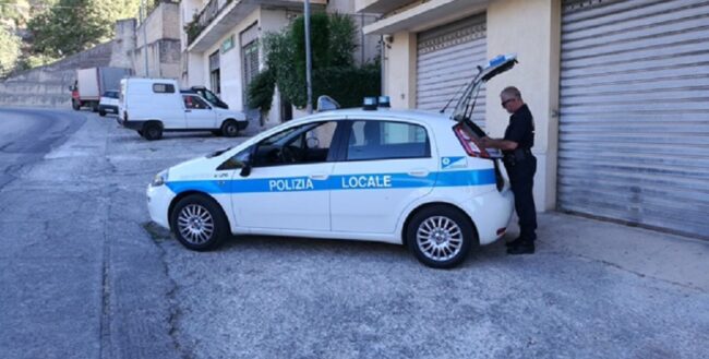 Scaricava rifiuti speciali nel cassonetto dell’indifferenziata: denunciato un meccanico