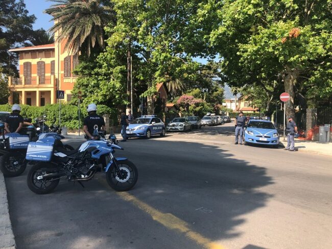 Abusivismo sul lungomare, sequestrato mini villaggio gastronomico: era diventato teatro di assembramenti