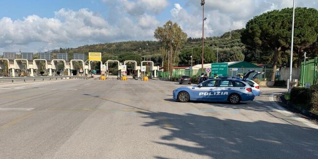 Trasportava quasi una tonnellata di salumi e formaggi non idonei: sequestrati e distrutti