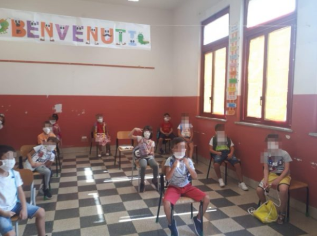 Scuole senza banchi e spazzatura all’ingresso, “caos” per la ripartenza. Gelarda: “Bisogna provvedere”