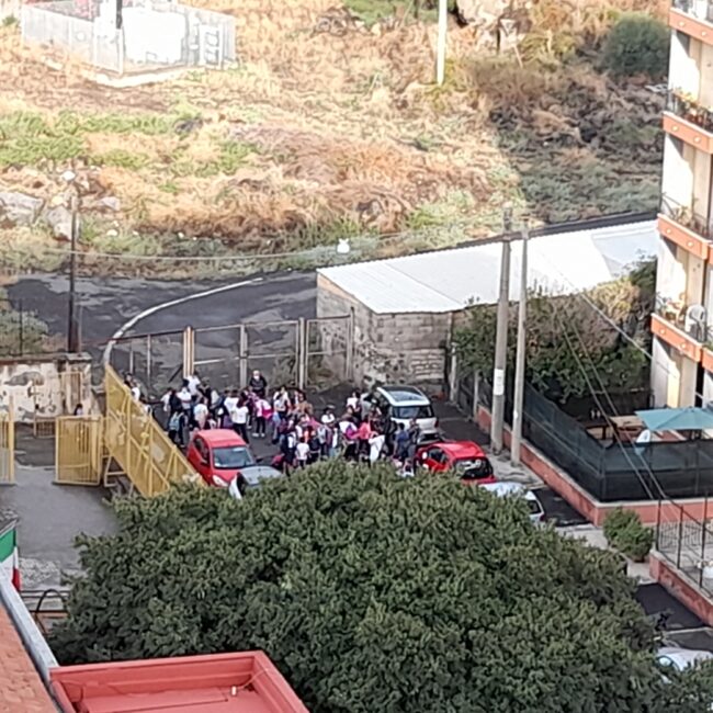 Traffico congestionato e assembramenti nel cuore del rione Barriera. Vasta: “Situazione illegale in via Riccardo Quartararo”