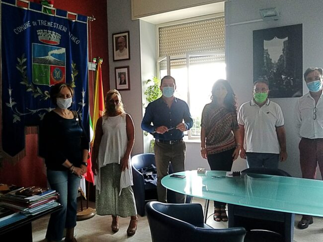 Ritorno in classe in sicurezza a Tremestieri Etneo, il sindaco: “Misure di distanziamento rispettate ovunque”