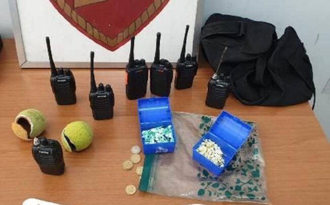 Droga dentro le palline da tennis e video pubblicitari sui social: scovato il materiale dei pusher di via Italia