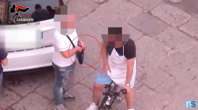 Lo spaccio vicino alle scuole del quartiere tra pusher e vedette: undici misure cautelari – IL VIDEO