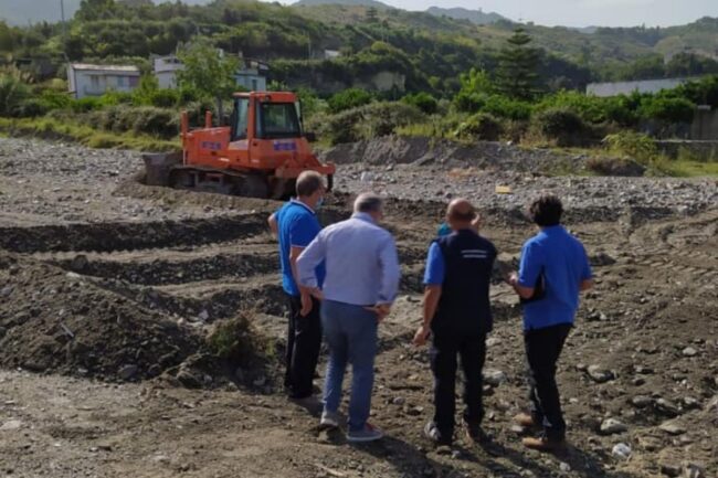 Alluvione nel Messinese, intervento della Regione. Musumeci: “Ruspe ed escavatori al lavoro sul torrente Longano”