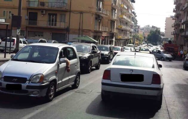 Catania, oggi riaprono le scuole: dov’è il piano del traffico? Parisi: “Percettori del Reddito davanti agli istituti”