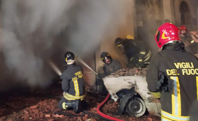 Paura nella notte, scoppia incendio in un garage di corso Umberto I: danneggiati 3 veicoli