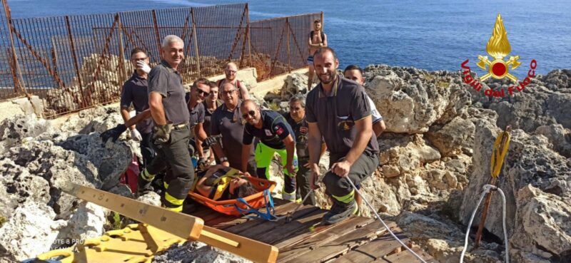 Infortunio sulla scogliera del Plemmirio: ragazza soccorsa dai vigili del fuoco e consegnata ai sanitari
