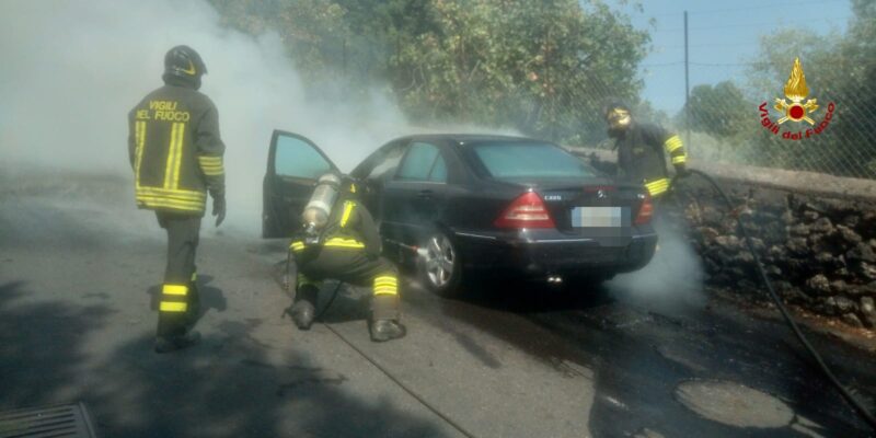 Fiamme dal vano motore, auto prende fuoco: intervento dei pompieri nel Catanese – FOTO