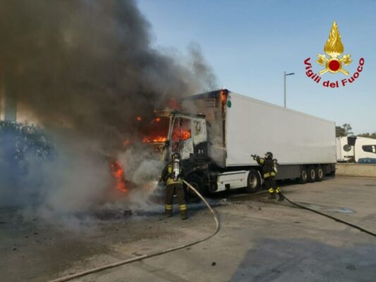 Paura alla Zona Industriale di Catania, autoarticolato in fiamme: intervento dei vigili del fuoco – FOTO