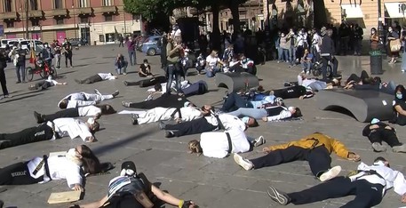 Coronavirus a Palermo, titolari di piscine e palestre protestano in piazza stesi per terra contro le regole stringenti