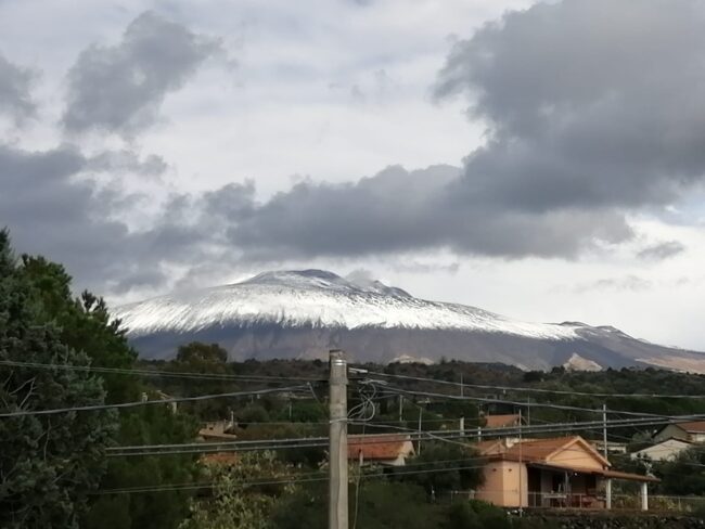 Calano le temperature e l’Etna si imbianca come un “pandoro”: “La prima neve è sempre un’emozione”