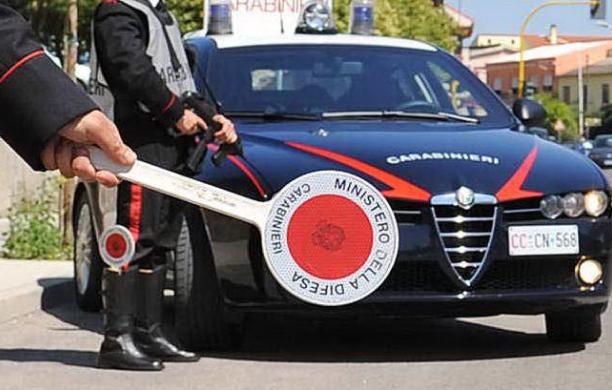 Impazzisce dopo multa di 5mila euro e si scaglia contro i carabinieri: denunciato 51enne