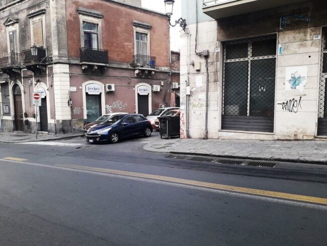 Tombino aperto, pericolo in via Etnea. La denuncia del Comitato Cittadino Vulcania
