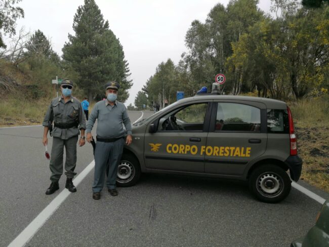 Tra sentieri e richieste di aiuto, paura durante il Giro d’Italia sull’Etna: mamma e bimbo si perdono nel bosco
