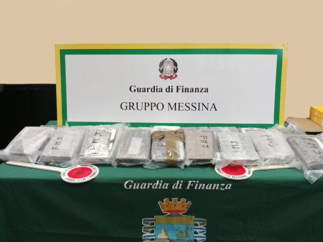 Cocaina purissima nel portabagagli, il fiuto dei cani antidroga incastra corriere al porto: arrestato 50enne – VIDEO