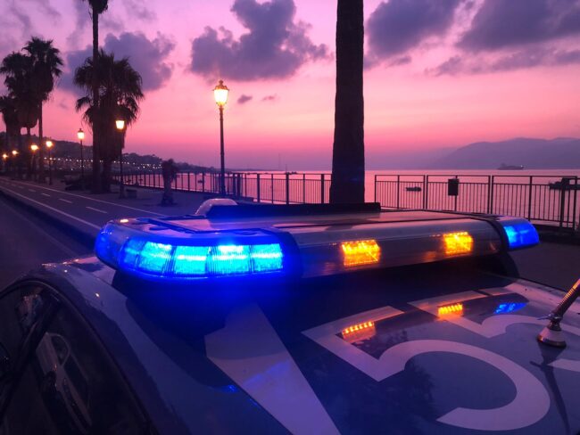 “Metti la mascherina”, 22enne marocchino si oppone ai poliziotti e reagisce con calci e pugni: arrestato