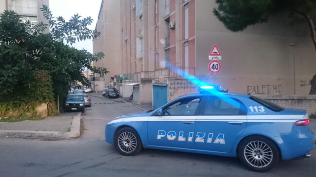 Viene sorpreso dalla polizia e nasconde la droga in bocca, 27enne finisce in manette