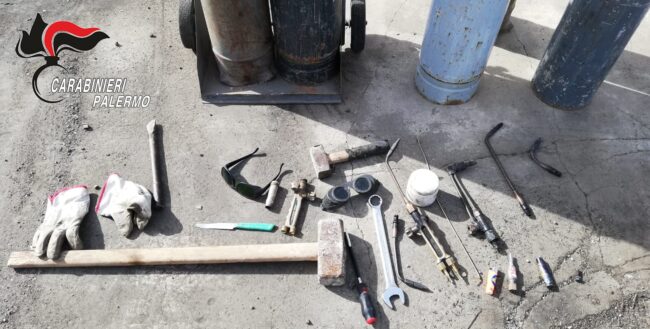 Furto aggravato di materiale ferroso, ladri “attrezzati” per lo scasso: 2 in manette