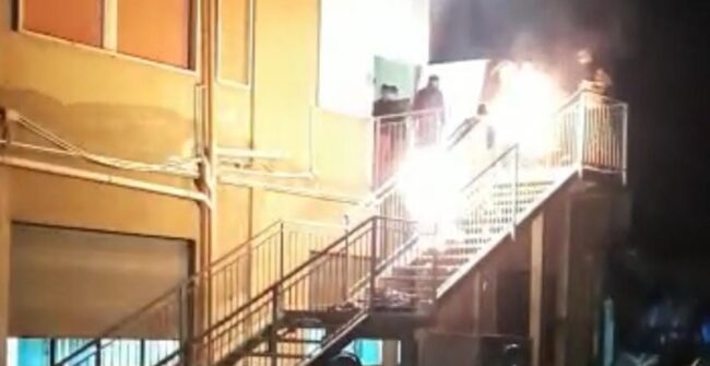 Caos nel centro di accoglienza, migranti lanciano estintori e bruciano materassi: feriti 3 agenti – FOTO e VIDEO