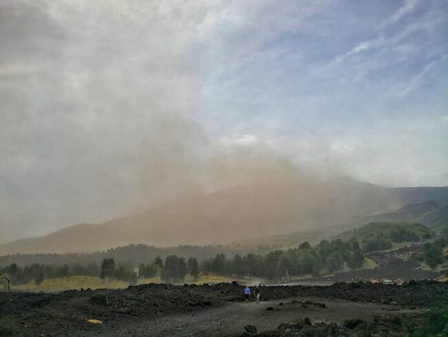 Etna, incremento attività esplosiva: tremore su livelli medi, emissione verso la Valle del Bove
