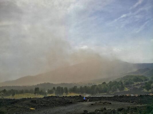 Etna, incremento attività esplosiva: tremore su livelli medi, emissione verso la Valle del Bove