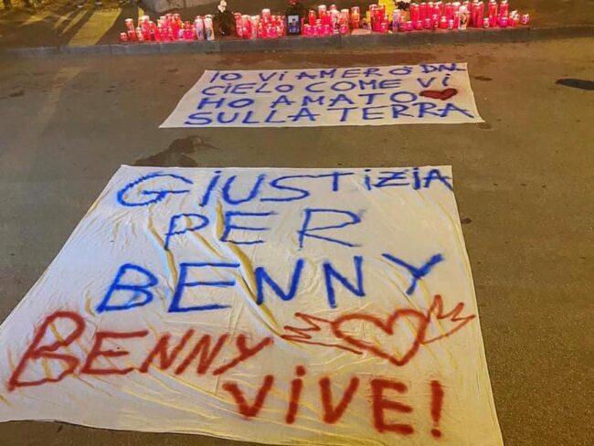Ucciso dopo lite per una ragazza, gli amici di Benedetto Ferrara sul luogo dell’omicidio: “Giustizia per Benny”