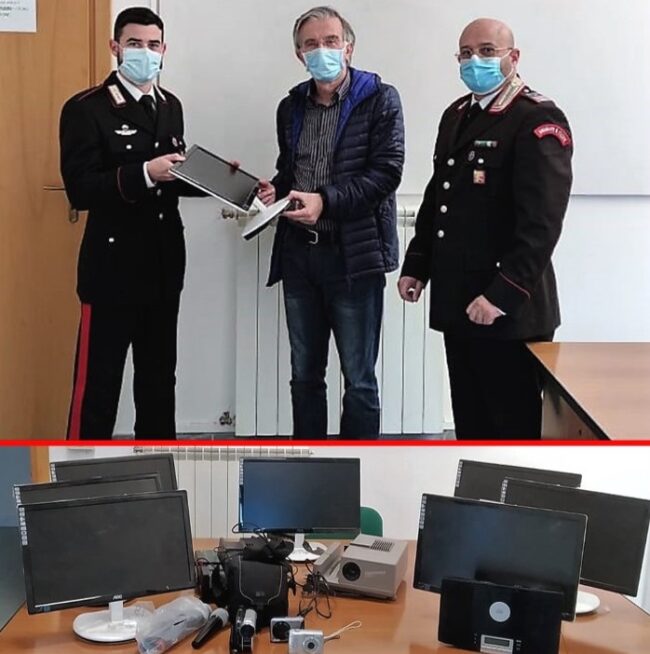 Furto in una scuola del Catanese, rubano materiale informatico ma lo abbandonano appena scoperti