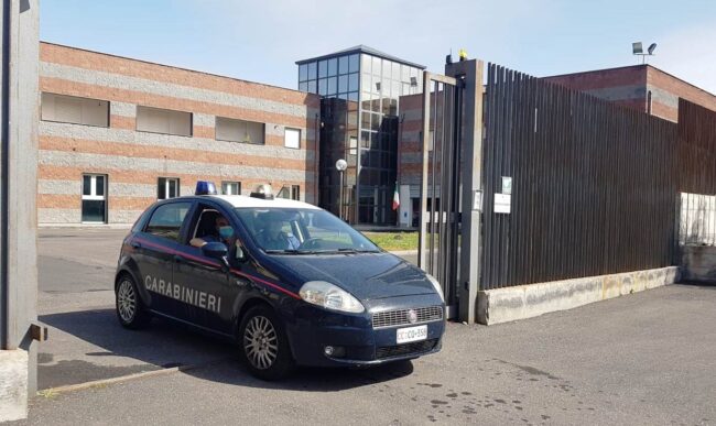Ristorante nel Catanese usato come “deposito” di liquori pregiati e generi alimentari: denunciata banda di ladri