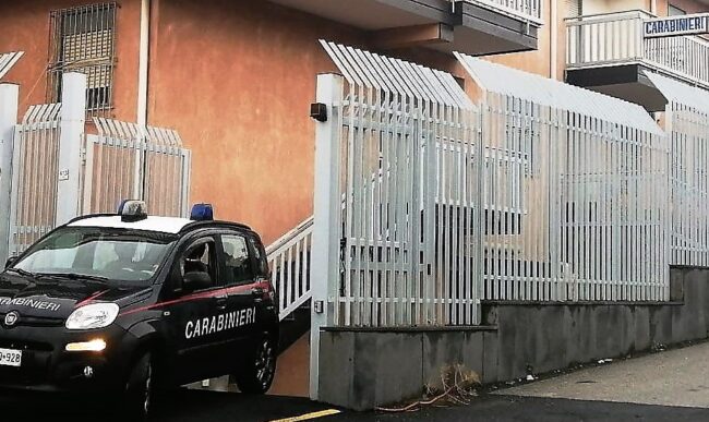 Assicura la propria auto ma scopre di essere truffato su WhatsApp: denunciata donna nel Catanese