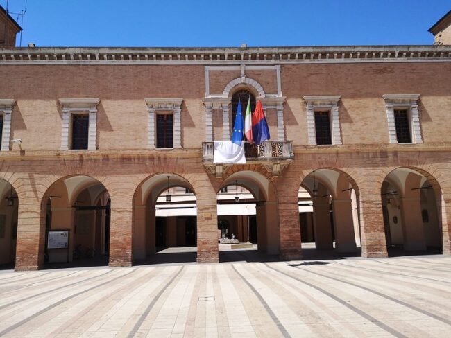 Emergenza sanitaria, due nuovi positivi: il sindaco chiude la farmacia comunale e la scuola dell’infanzia