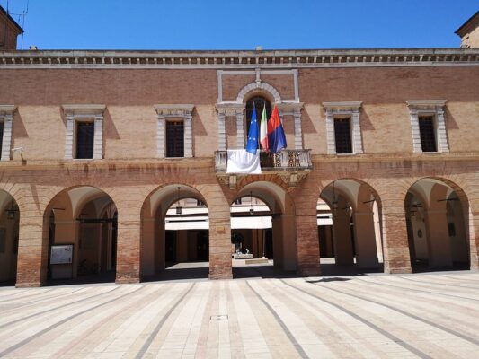 Emergenza sanitaria, due nuovi positivi: il sindaco chiude la farmacia comunale e la scuola dell’infanzia