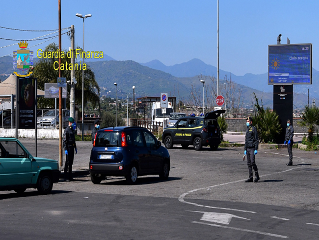 Posti di blocco per rispetto norme anti Covid nel Catanese: sanzioni e controlli per cittadini e locali