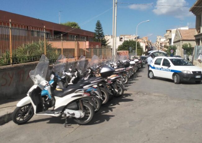 Guida senza patente e officina abusiva con rifiuti speciali all’interno: serrati controlli della municipale