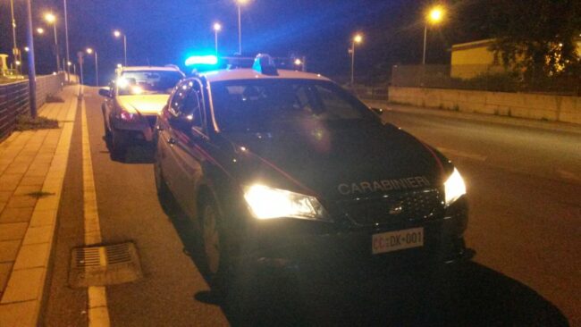Pusher di pericolosa droga sintetica “sorpreso” dai carabinieri mentre spacciava in auto: arrestato 21enne