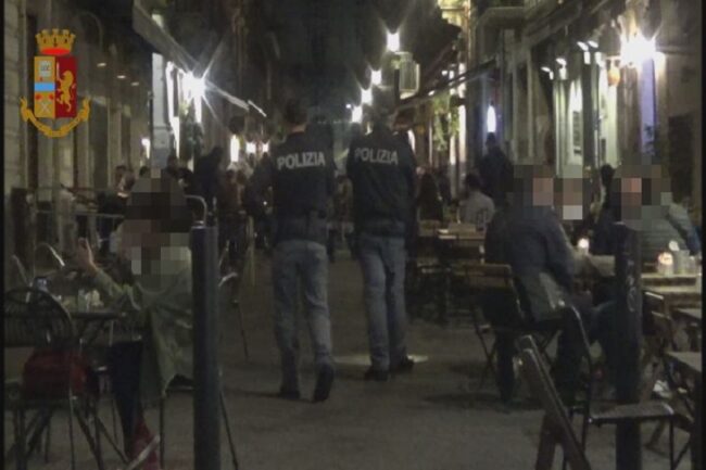 Catania, i blitz nei locali della movida: giovani assembrati senza mascherina e Green Pass