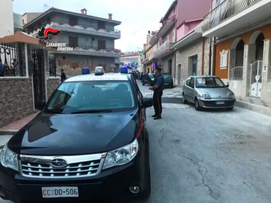 Dopo la sparatoria arrivano i blitz, perquisizioni e controlli: uomo in prognosi riservata a Catania