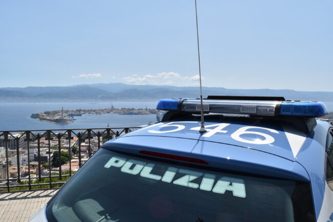 Ruba due bottiglie di whisky al supermercato e li nasconde in un trolley: in manette 21enne