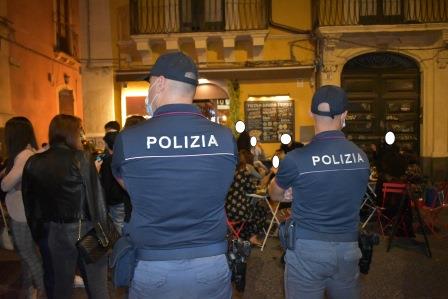 Movida catanese nel mirino delle forze dell’ordine: 123 persone controllate, sanzionati 13 locali e uno chiuso