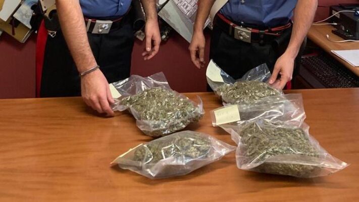 Movimenti sospetti, in casa di un 29enne rinvenuti quasi 2 kg di marijuana: arrestato